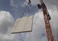 bouwplaats: stellen prefab kernwanden + ondersteuning prefab balken