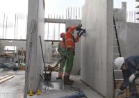 bouwplaats: stellen prefab kernwanden + ondersteuning prefab balken