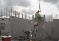 bouwplaats: stellen prefab kernwanden + ondersteuning prefab balken