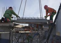 bouwplaats: stellen prefab beton balkbodems