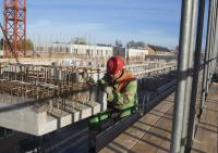 bouwplaats: stellen prefab beton balkbodems