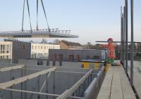 bouwplaats: leggen breedplaat-elementen 2e verdiepingsvloer