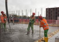 bouwplaats: stort 2e verdiepingsvloer met pomp