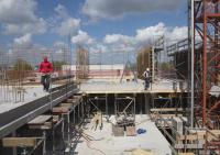 bouwplaats: voorbereiding wandstort en kanaalplaat-elementen leggen