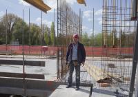 bouwplaats: voorbereiding wandstort en kanaalplaat-elementen leggen