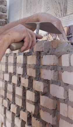 bouwplaats: metselaars en Braziliaans metselwerk