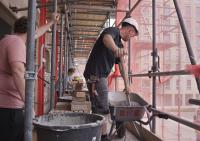 bouwplaats: metselaars en Braziliaans metselwerk